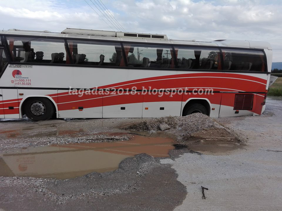 Θεσσαλονίκη: Δρόμος υπέστη καθίζηση την ώρα που περνούσε λεωφορείο των ΚΤΕΛ (φωτογραφίες)-3