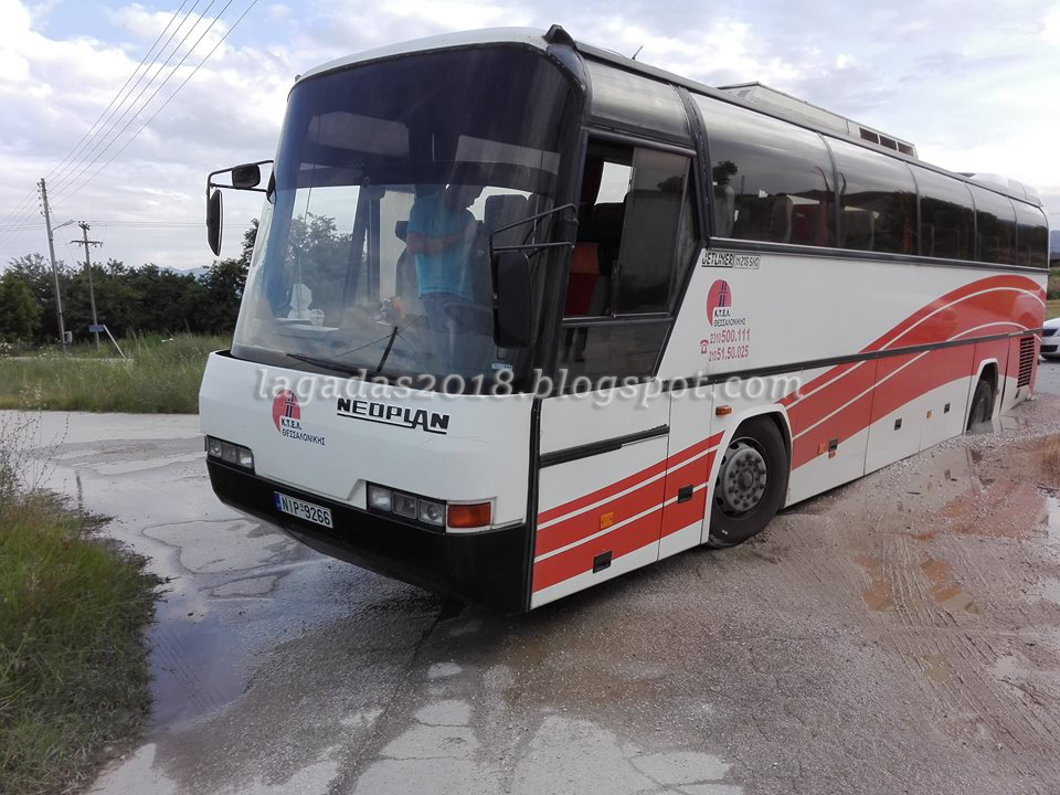 Θεσσαλονίκη: Δρόμος υπέστη καθίζηση την ώρα που περνούσε λεωφορείο των ΚΤΕΛ (φωτογραφίες)-4