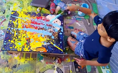 Είναι αυτός ο μικρός ο νέος Πικάσο; Ο 4χρονος που πούλησε πίνακά του για 2,500 ευρώ-1