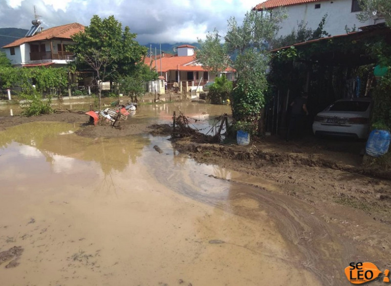 Βρασνά Θεσσαλονίκης: Υποχώρησε τμήμα δρόμου, μετακινήθηκε πισίνα από την κακοκαιρία-2
