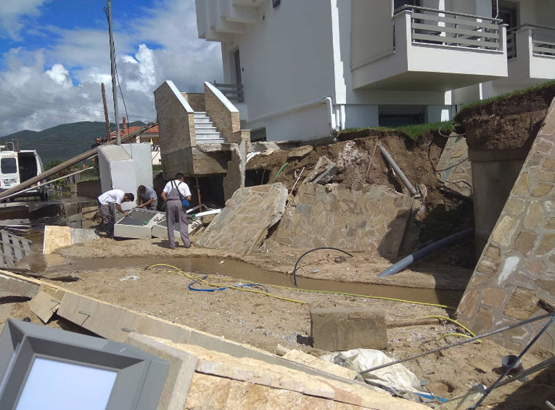 Βρασνά Θεσσαλονίκης: Υποχώρησε τμήμα δρόμου, μετακινήθηκε πισίνα από την κακοκαιρία-3