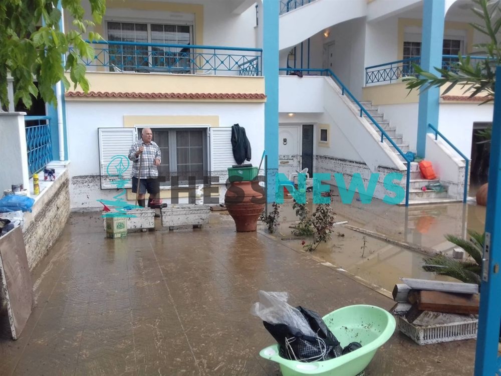 Βρασνά Θεσσαλονίκης: Υποχώρησε τμήμα δρόμου, μετακινήθηκε πισίνα από την κακοκαιρία-6