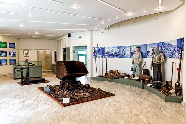 Μήλος: Εξερευνητές με το μαγιό-6