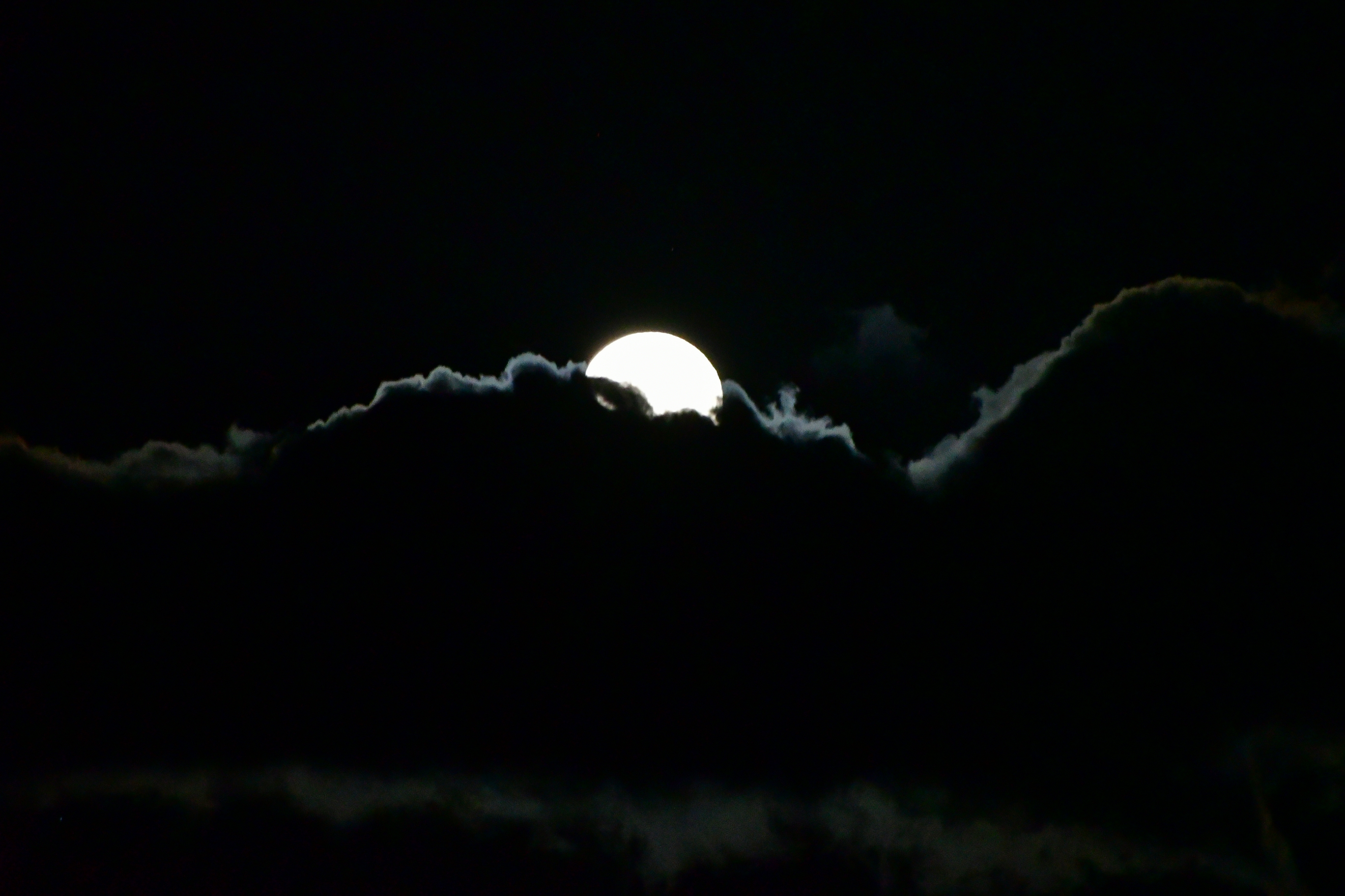 Εντυπωσιακές εικόνες από την πανσέληνο του Ιουνίου (φωτογραφίες)-3