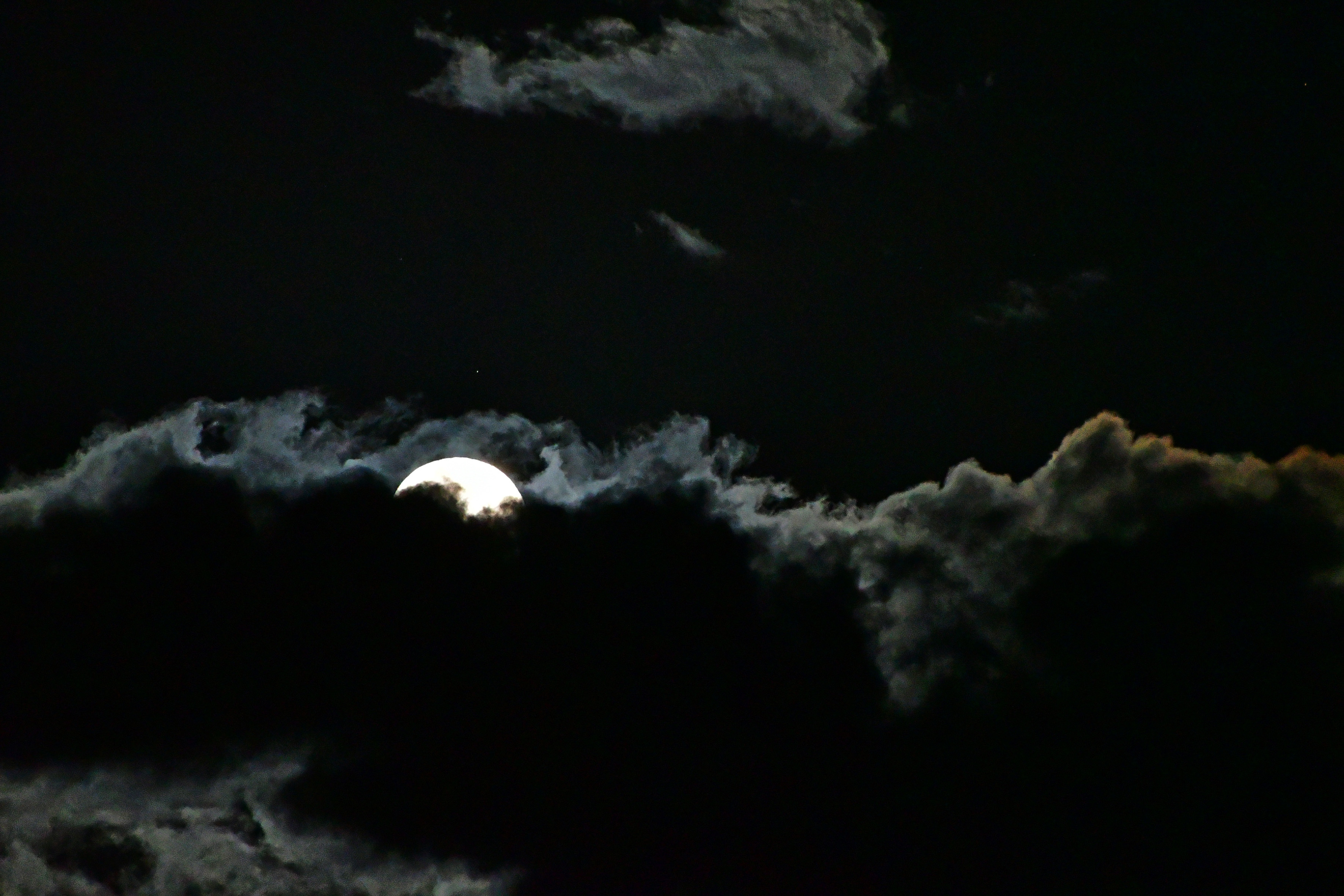 Εντυπωσιακές εικόνες από την πανσέληνο του Ιουνίου (φωτογραφίες)-2