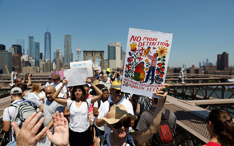 ΗΠΑ: Μαζικές διαδηλώσεις κατά του χωρισμού προσφυγικών οικογενειών-1