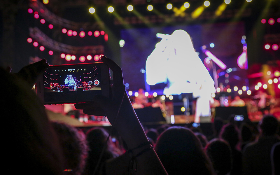 Κοσμοσυρροή στο Καλλιμάρμαρο για τη συναυλία «Παίξε Τσιτσάνη μου» (φωτογραφίες)-1