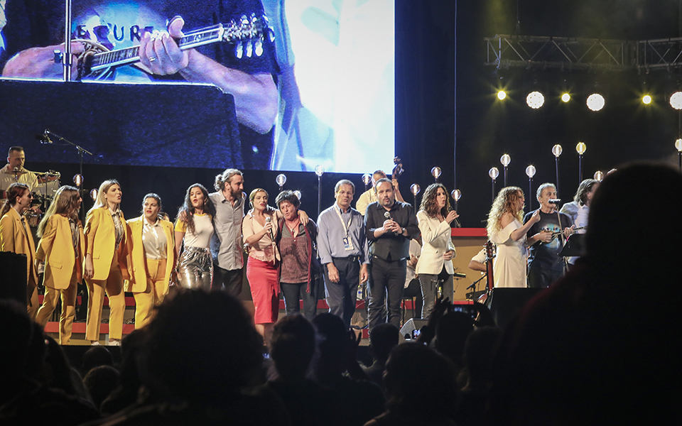 Κοσμοσυρροή στο Καλλιμάρμαρο για τη συναυλία «Παίξε Τσιτσάνη μου» (φωτογραφίες)-11