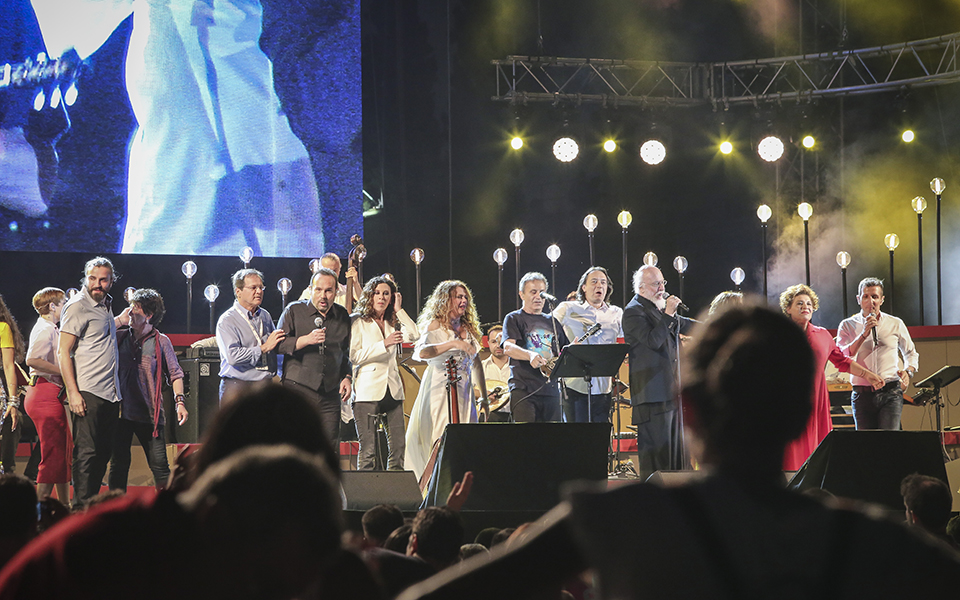 Κοσμοσυρροή στο Καλλιμάρμαρο για τη συναυλία «Παίξε Τσιτσάνη μου» (φωτογραφίες)-12