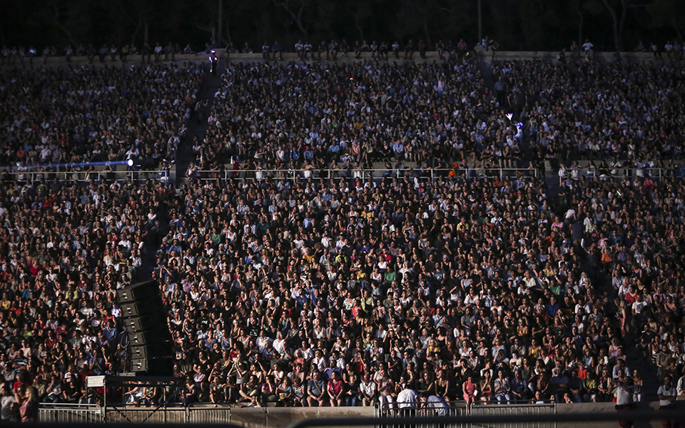 Κοσμοσυρροή στο Καλλιμάρμαρο για τη συναυλία «Παίξε Τσιτσάνη μου» (φωτογραφίες)-13