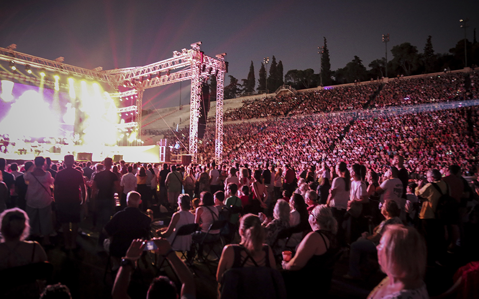 Κοσμοσυρροή στο Καλλιμάρμαρο για τη συναυλία «Παίξε Τσιτσάνη μου» (φωτογραφίες)-2