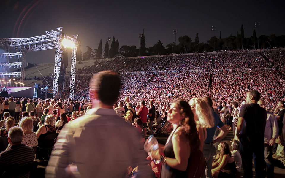Κοσμοσυρροή στο Καλλιμάρμαρο για τη συναυλία «Παίξε Τσιτσάνη μου» (φωτογραφίες)-4