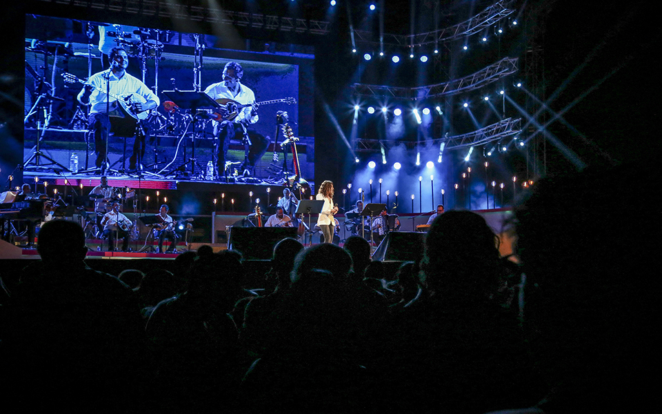 Κοσμοσυρροή στο Καλλιμάρμαρο για τη συναυλία «Παίξε Τσιτσάνη μου» (φωτογραφίες)-5