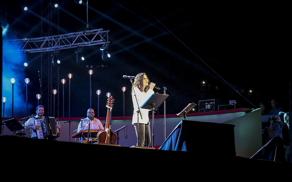 Κοσμοσυρροή στο Καλλιμάρμαρο για τη συναυλία «Παίξε Τσιτσάνη μου» (φωτογραφίες)-6