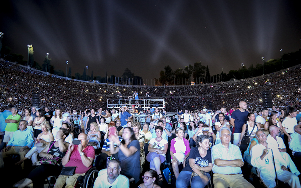 Κοσμοσυρροή στο Καλλιμάρμαρο για τη συναυλία «Παίξε Τσιτσάνη μου» (φωτογραφίες)-7