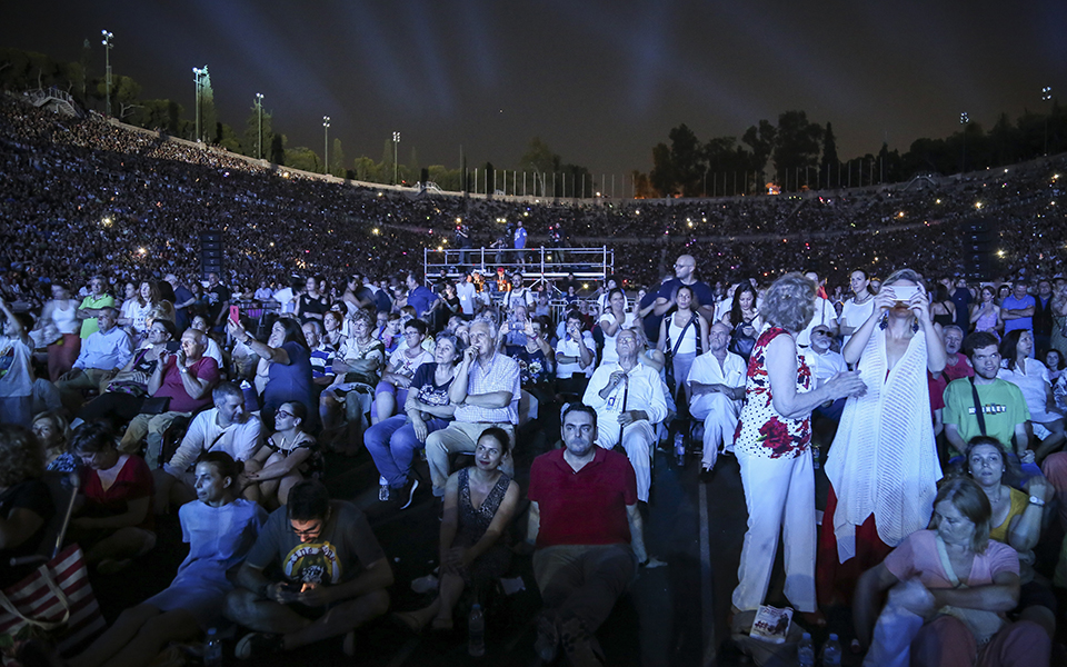 Κοσμοσυρροή στο Καλλιμάρμαρο για τη συναυλία «Παίξε Τσιτσάνη μου» (φωτογραφίες)-8