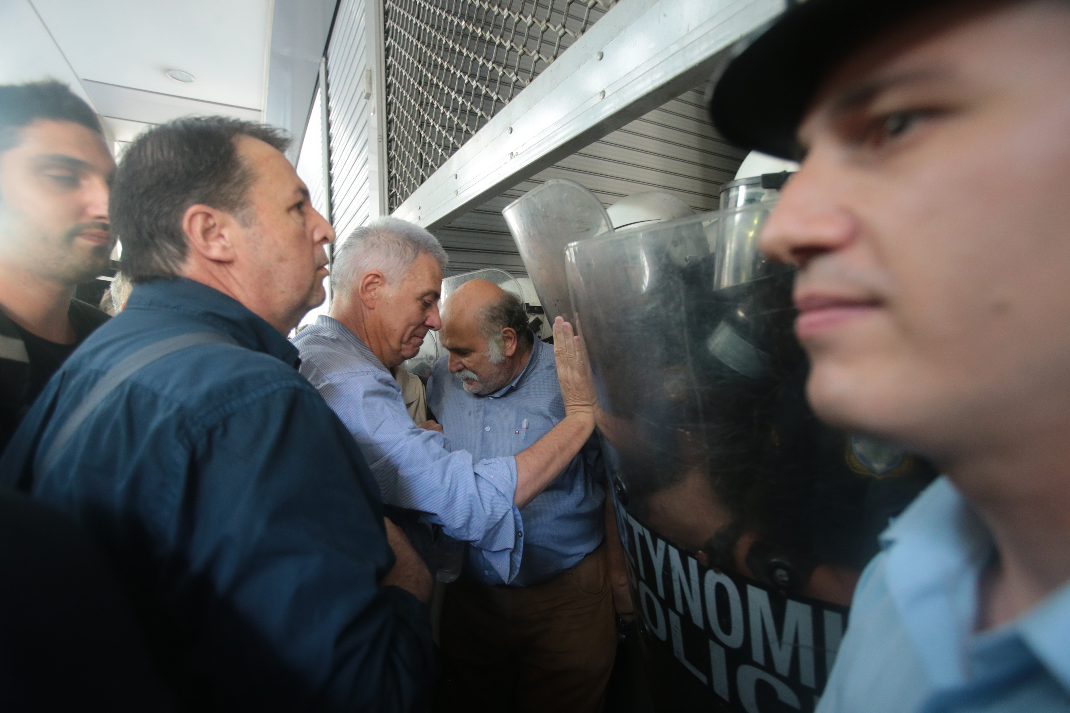 Ενταση στο ΥΠΟΙΚ ανάμεσα σε άνδρες των ΜΑΤ και συνδικαλιστές της ΑΔΕΔΥ και ΠΟΕΔΗΝ-2