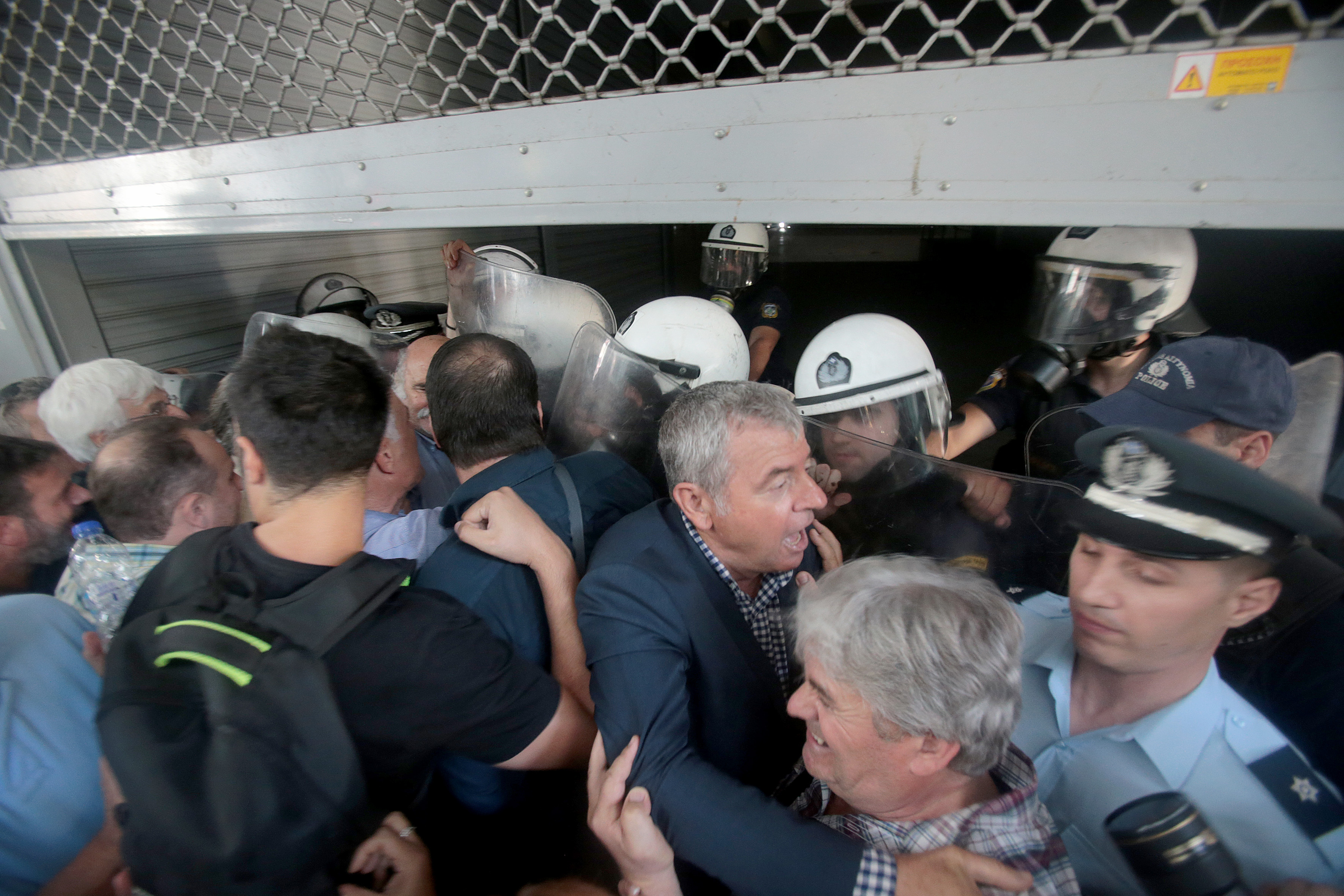 Ενταση στο ΥΠΟΙΚ ανάμεσα σε άνδρες των ΜΑΤ και συνδικαλιστές της ΑΔΕΔΥ και ΠΟΕΔΗΝ-1