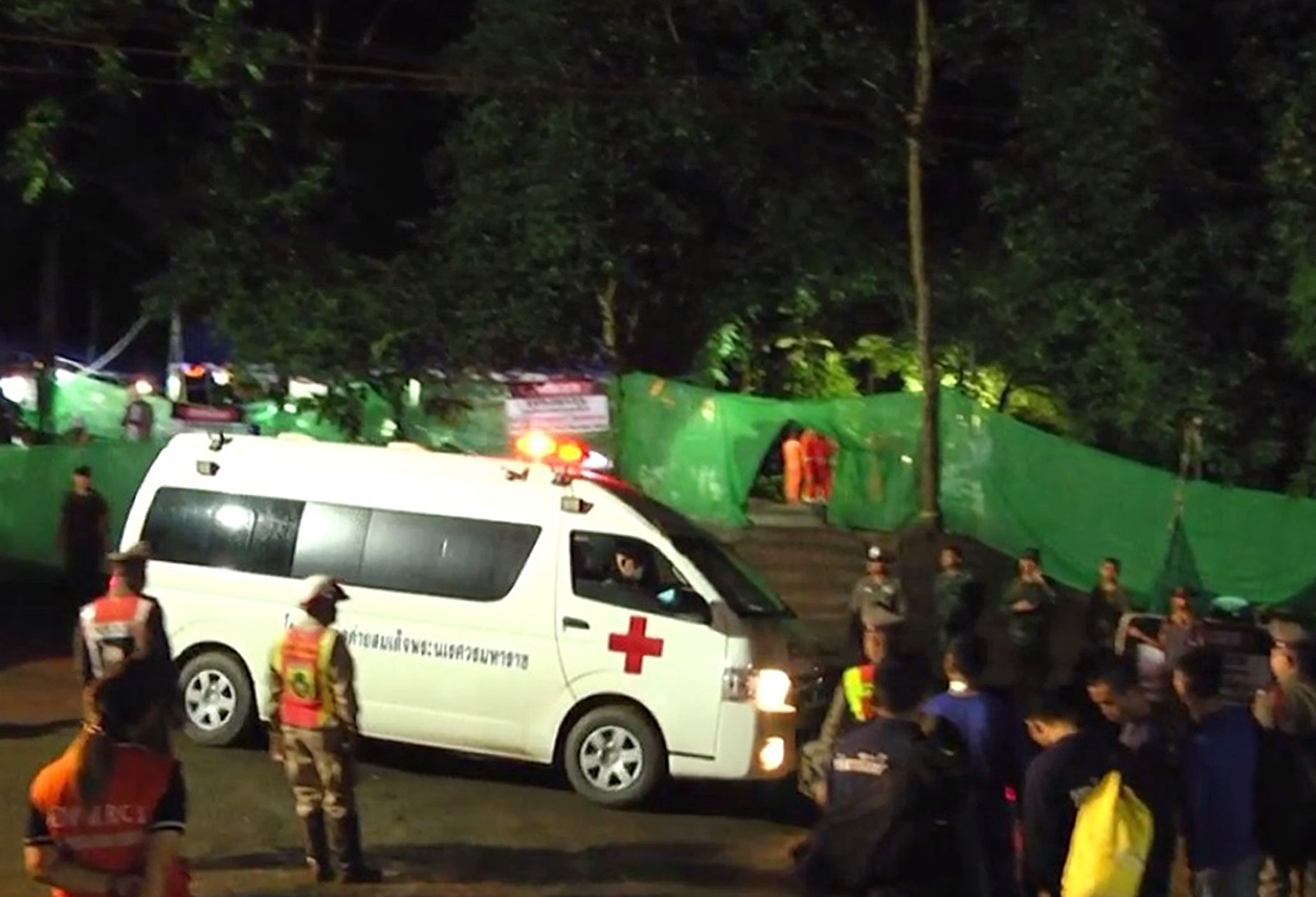 «Τώρα όλα είναι στο χέρι του Θεού της βροχής», λένε οι διασώστες-1