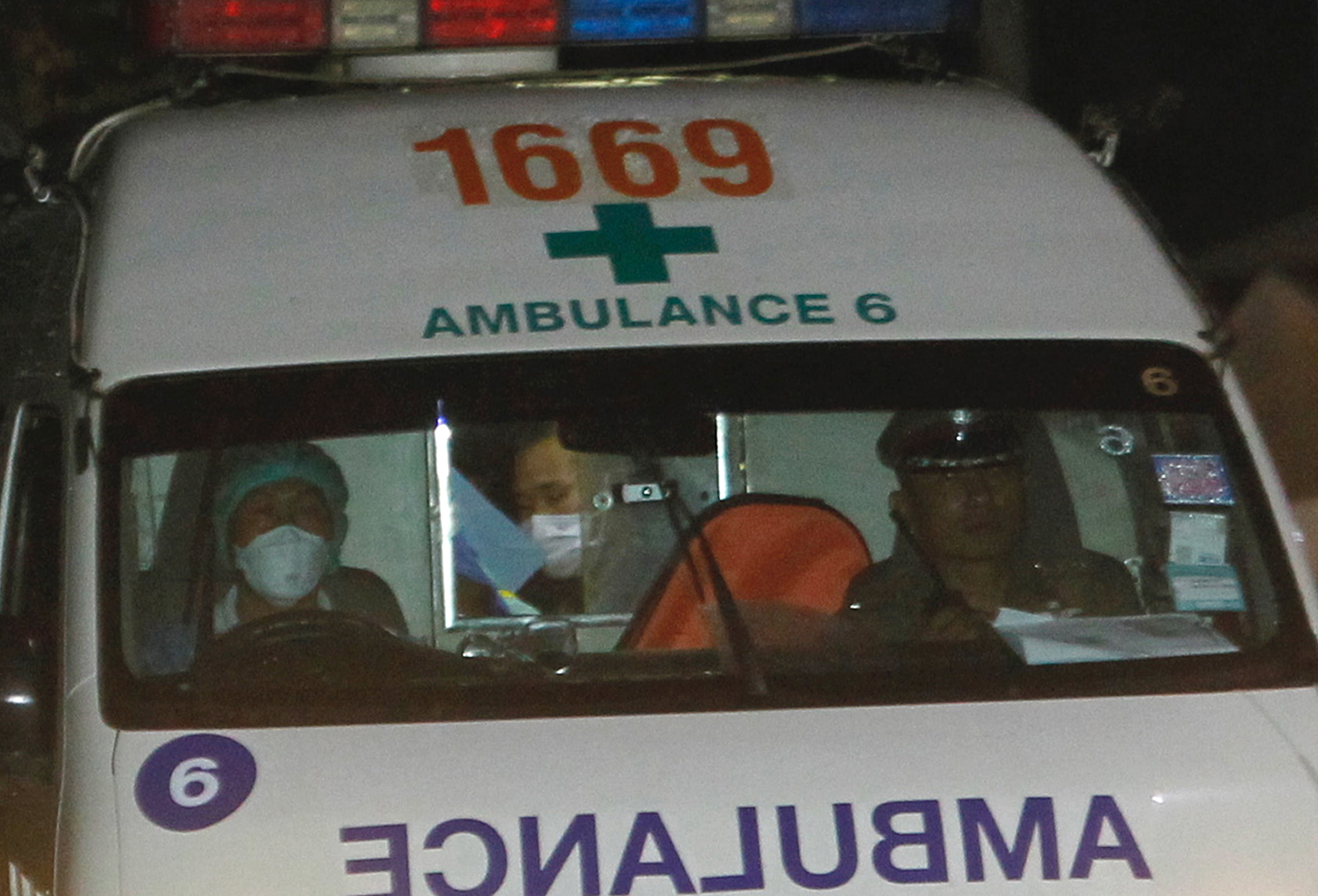 «Τώρα όλα είναι στο χέρι του Θεού της βροχής», λένε οι διασώστες-4