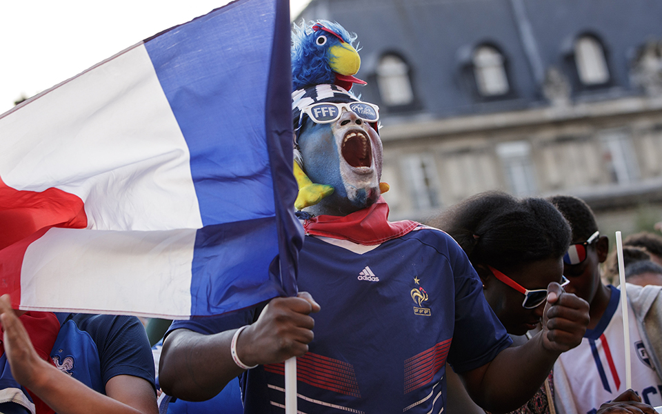 Ξέφρενοι πανηγυρισμοί στο Παρίσι μετά την πρόκριση της Γαλλίας (φωτογραφίες – βίντεο)-10