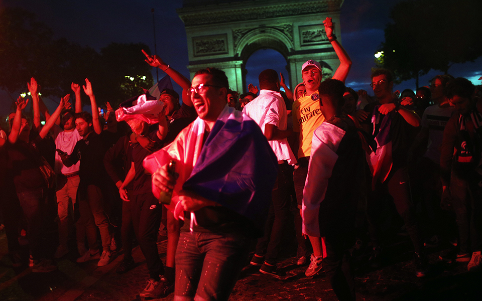 Ξέφρενοι πανηγυρισμοί στο Παρίσι μετά την πρόκριση της Γαλλίας (φωτογραφίες – βίντεο)-2