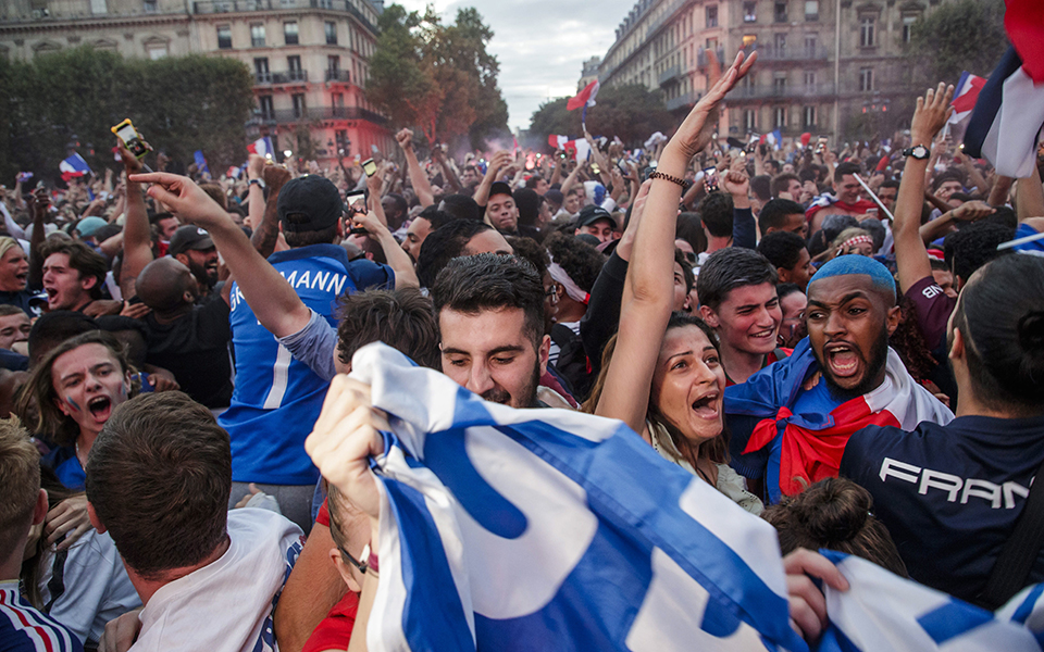 Ξέφρενοι πανηγυρισμοί στο Παρίσι μετά την πρόκριση της Γαλλίας (φωτογραφίες – βίντεο)-3