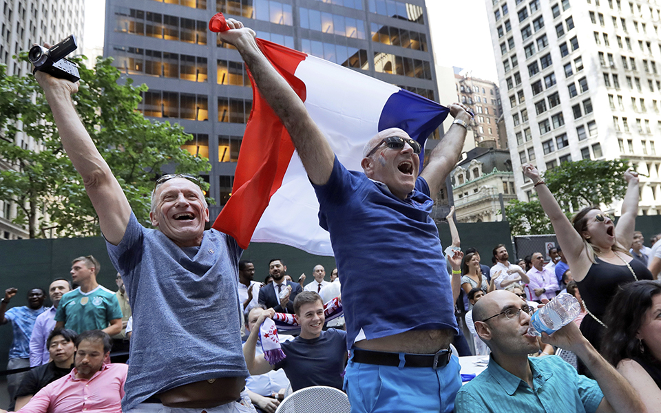 Ξέφρενοι πανηγυρισμοί στο Παρίσι μετά την πρόκριση της Γαλλίας (φωτογραφίες – βίντεο)-5