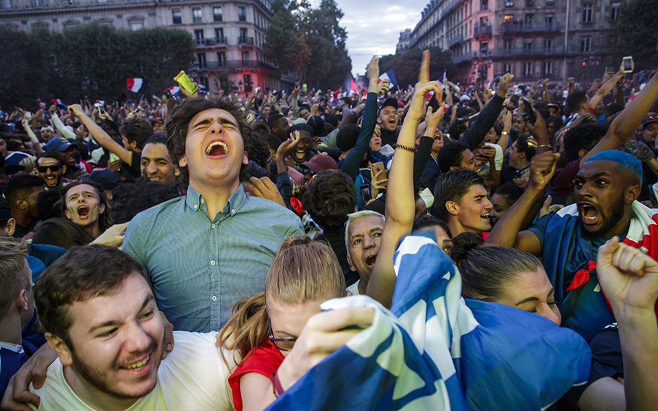 Ξέφρενοι πανηγυρισμοί στο Παρίσι μετά την πρόκριση της Γαλλίας (φωτογραφίες – βίντεο)-6