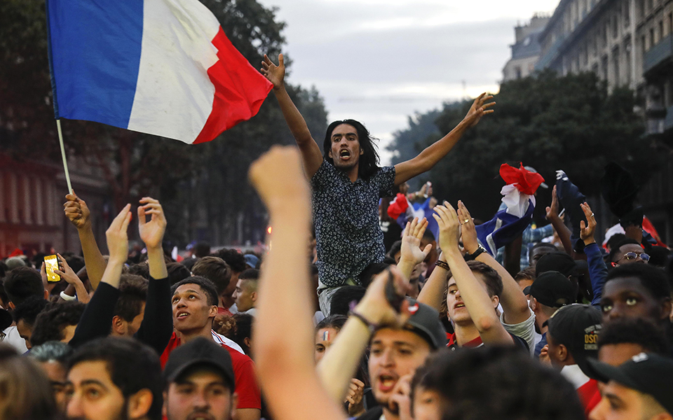 Ξέφρενοι πανηγυρισμοί στο Παρίσι μετά την πρόκριση της Γαλλίας (φωτογραφίες – βίντεο)-7