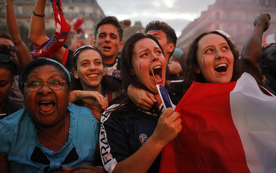 Ξέφρενοι πανηγυρισμοί στο Παρίσι μετά την πρόκριση της Γαλλίας (φωτογραφίες – βίντεο)-8