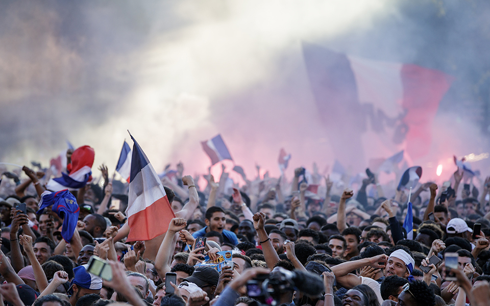 Ξέφρενοι πανηγυρισμοί στο Παρίσι μετά την πρόκριση της Γαλλίας (φωτογραφίες – βίντεο)-9