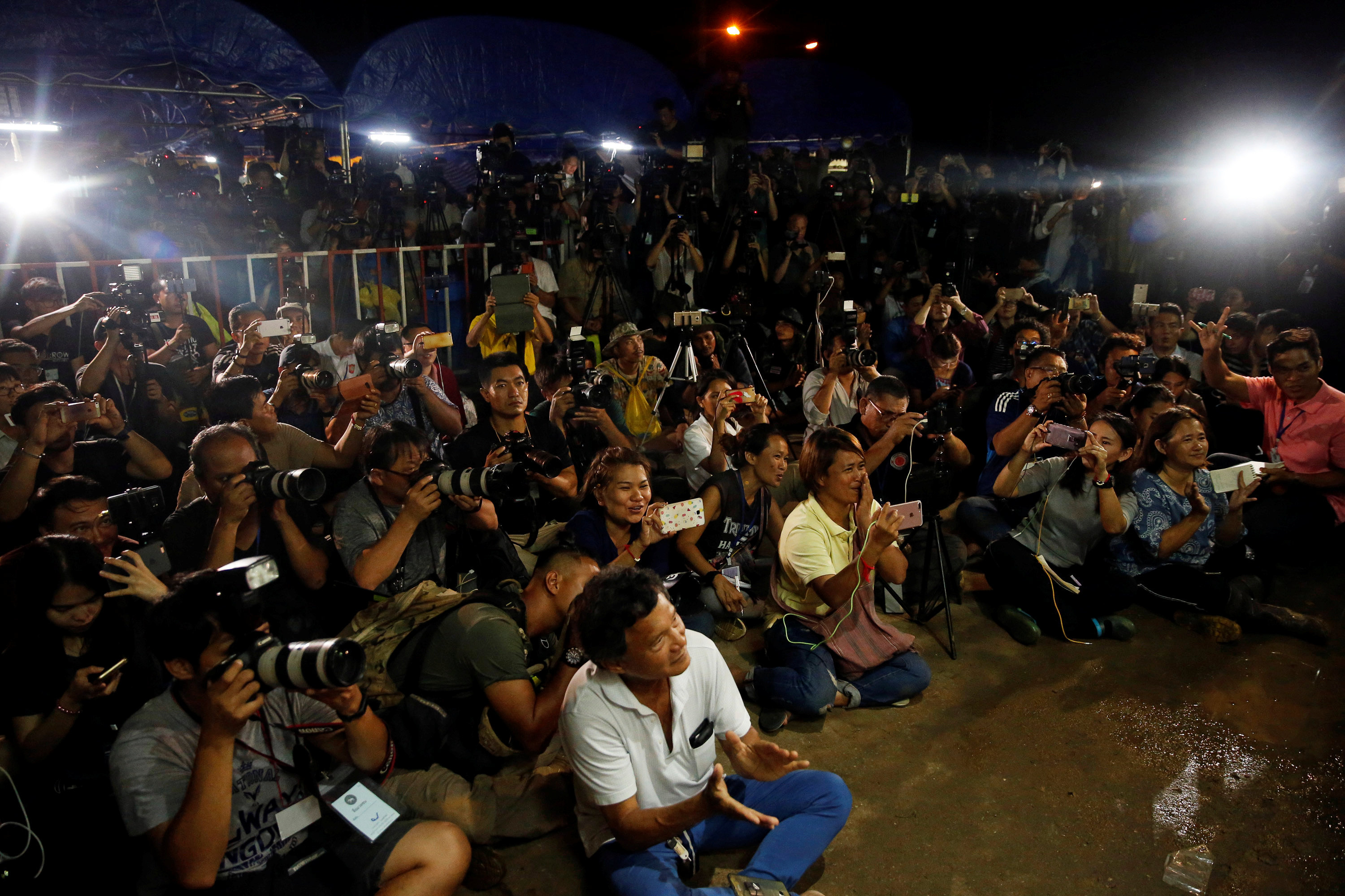 Ταϊλάνδη: Συγκίνηση και πανηγυρισμοί μετά τη διάσωση των 12 αγοριών – «Πάρτι» στα social media-1