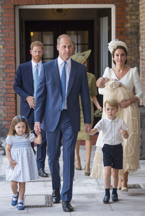 Ξανά με Alexander McQueen η Kate Middleton στην βάπτιση του πρίγκιπα Louis-1