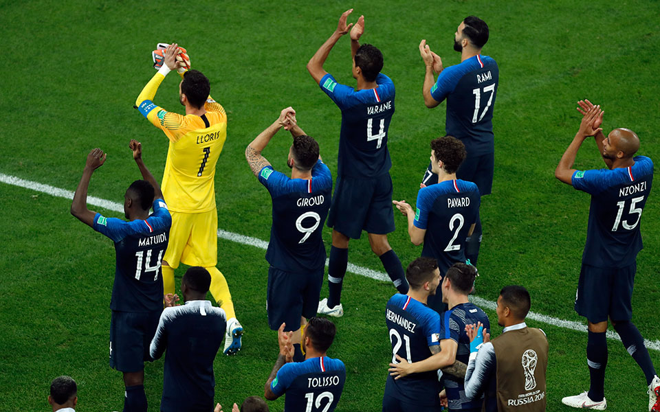 Ξέφρενοι πανηγυρισμοί στο Παρίσι μετά την πρόκριση της Γαλλίας (φωτογραφίες – βίντεο)-1