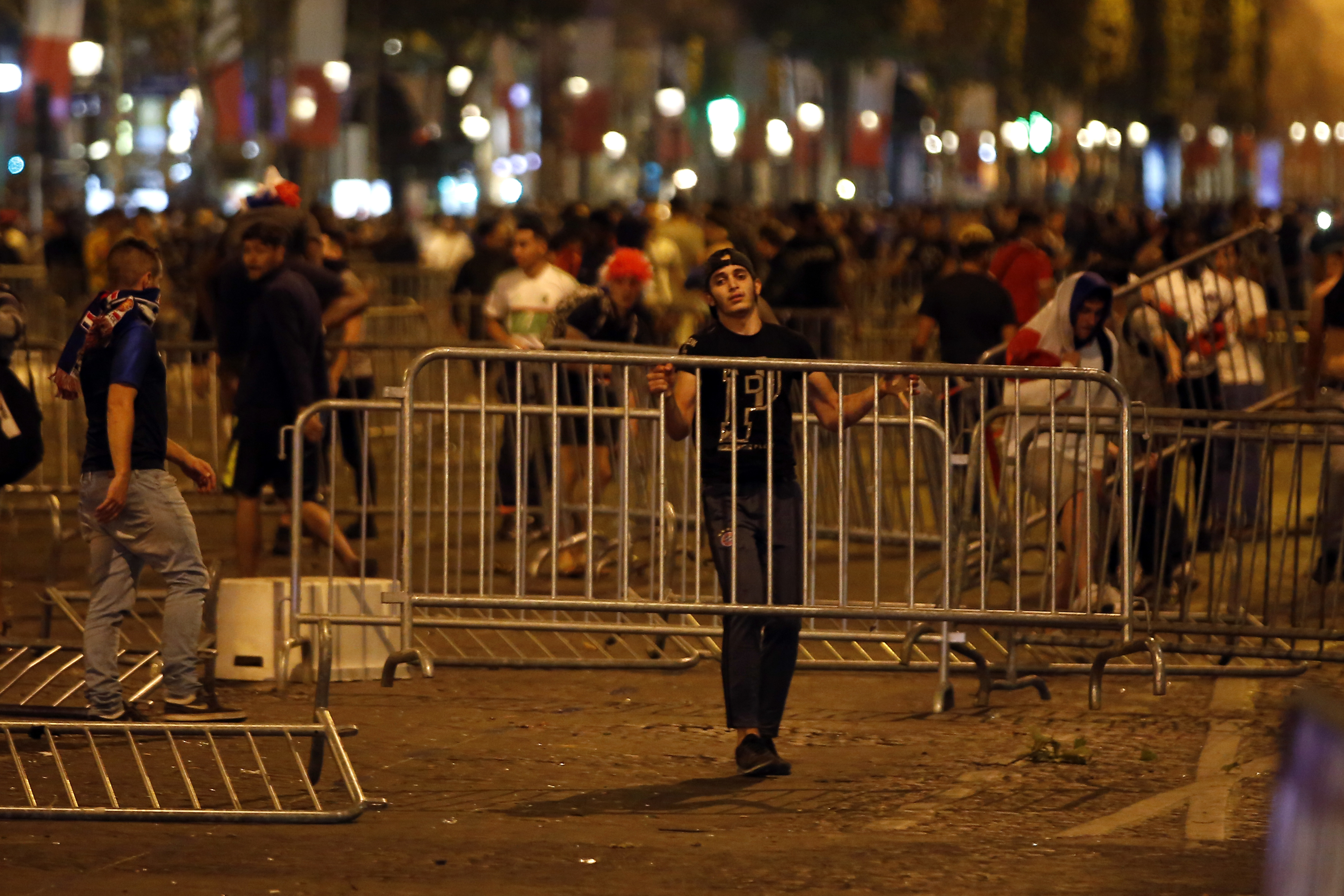 Νίκαια: 27 τραυματίες στους εορτασμούς για την πρόκριση της Γαλλίας στον τελικό του Μουντιάλ (βίντεο)-1