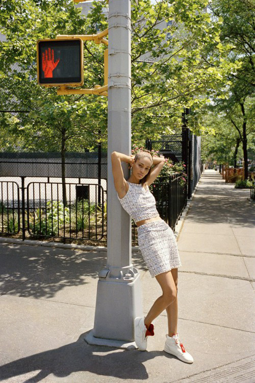 Με την υπογραφή της Anna Wintour τα νέα sneakers που θα θέλουμε όλες-1