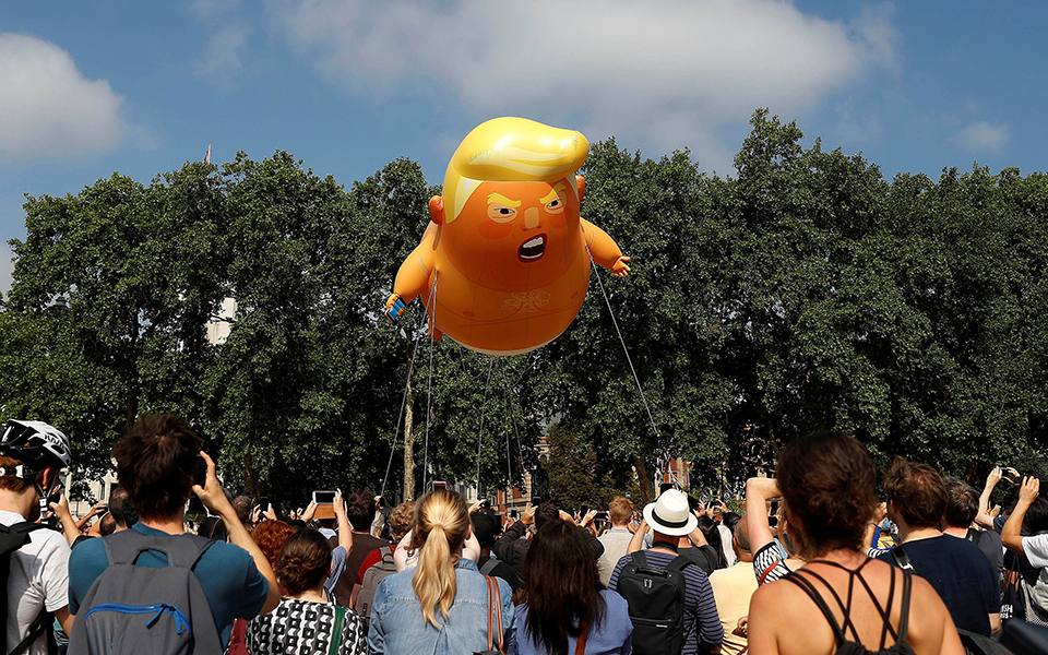 Το «μωρό – Τραμπ» πετάει στον ουρανό του Λονδίνου (φωτογραφίες – βίντεο)-1