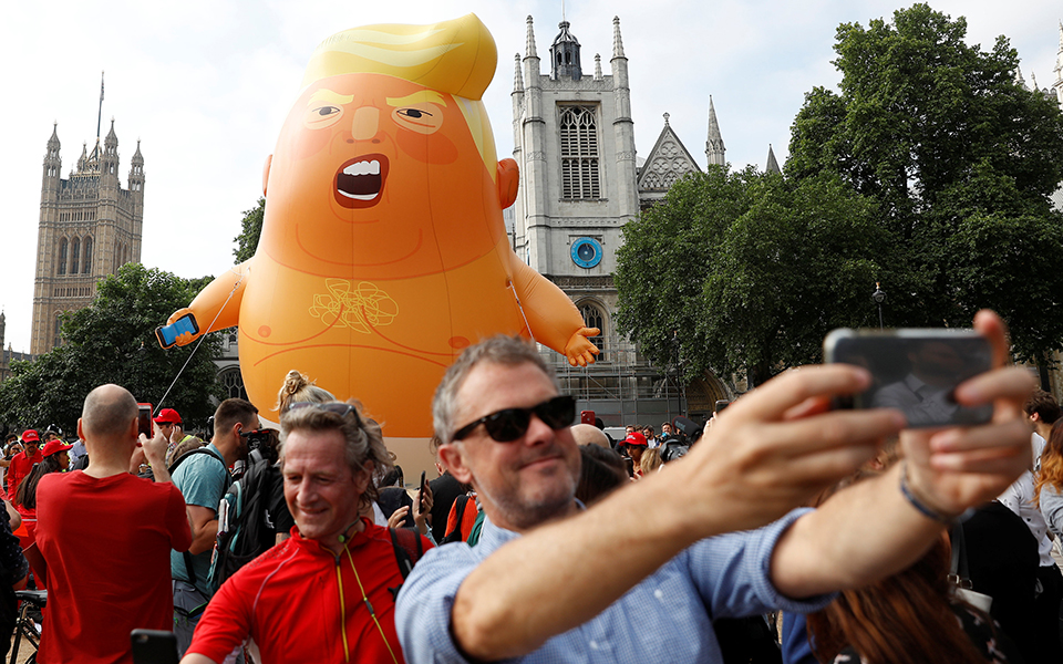 Το «μωρό – Τραμπ» πετάει στον ουρανό του Λονδίνου (φωτογραφίες – βίντεο)-6