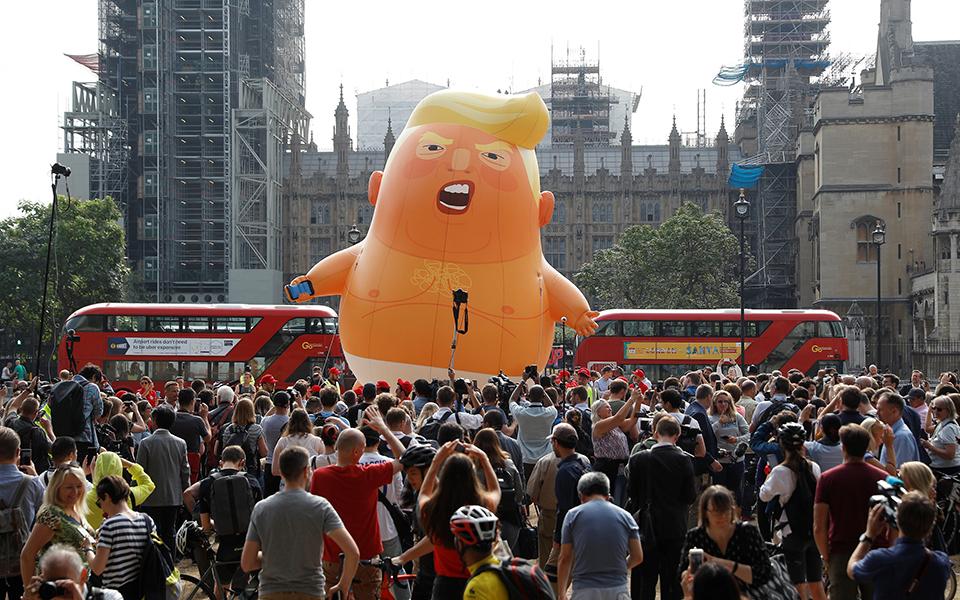 Το «μωρό – Τραμπ» πετάει στον ουρανό του Λονδίνου (φωτογραφίες – βίντεο)-8