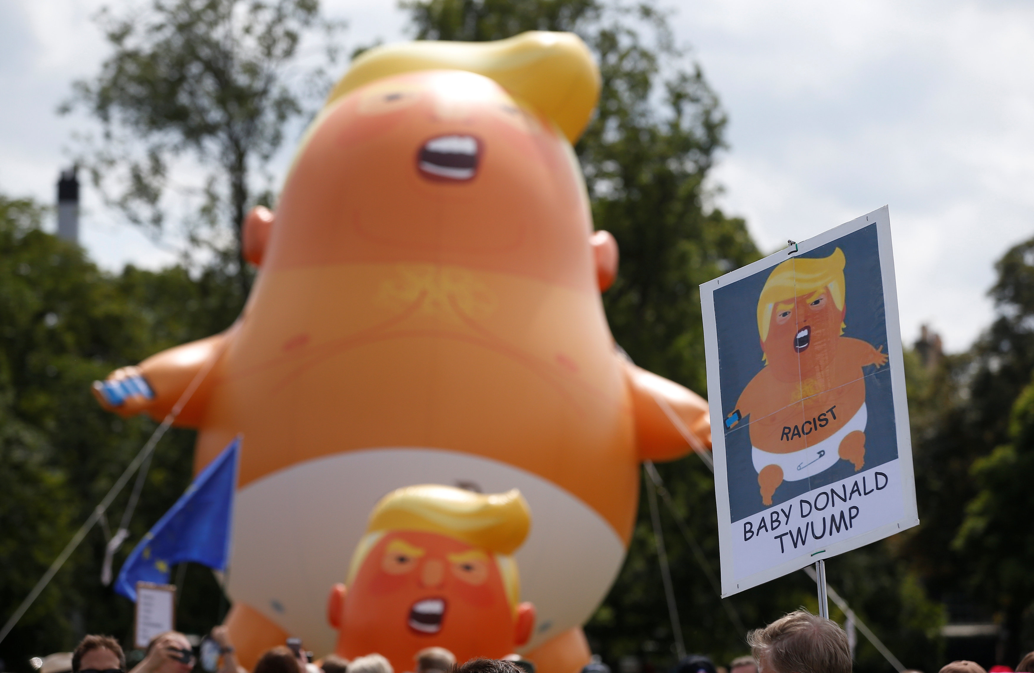 Σκωτία: Εκατοντάδες διαδηλώνουν κατά του Τραμπ ενώ ο ίδιος παίζει γκολφ-3