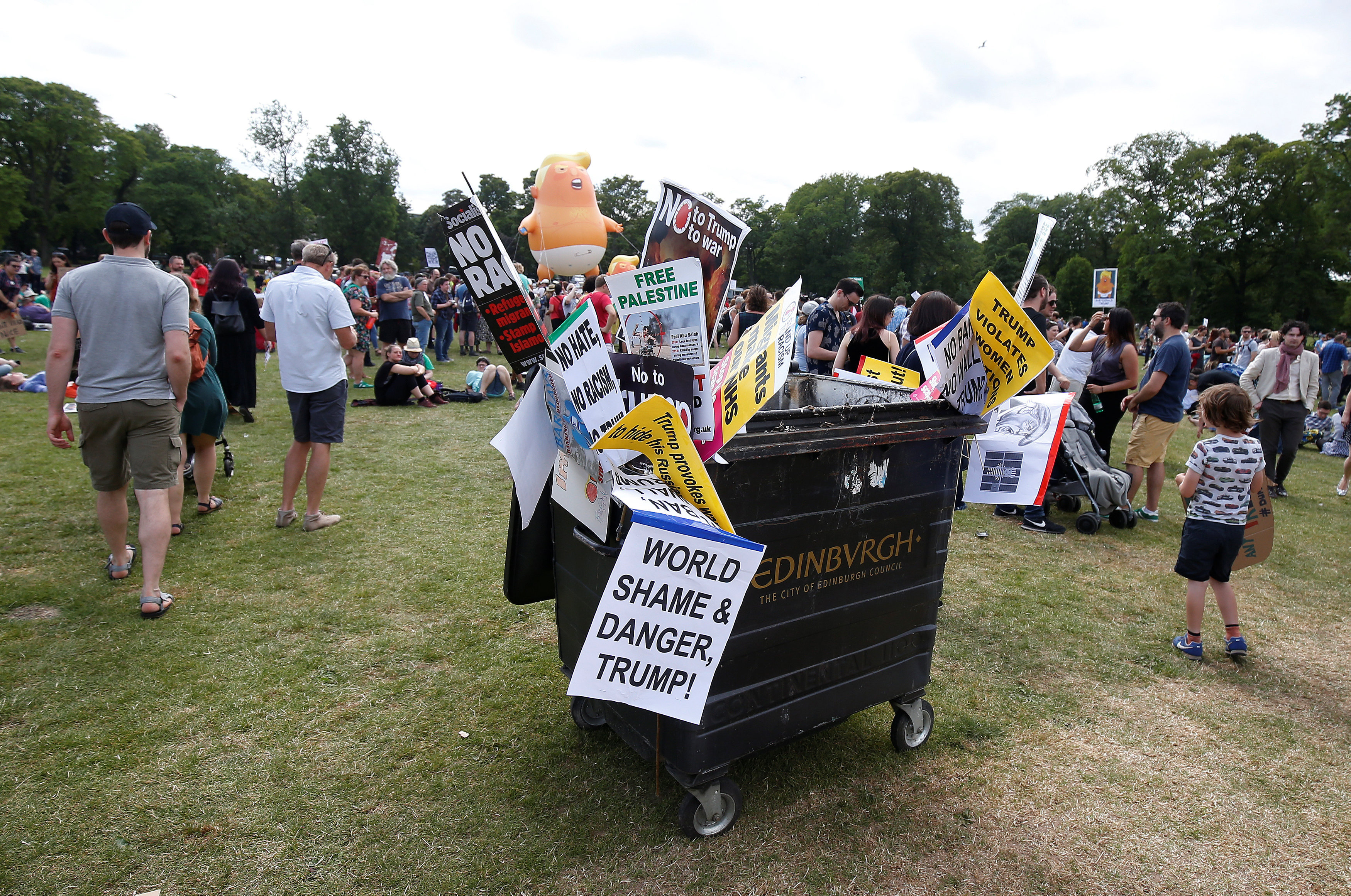 Σκωτία: Εκατοντάδες διαδηλώνουν κατά του Τραμπ ενώ ο ίδιος παίζει γκολφ-2