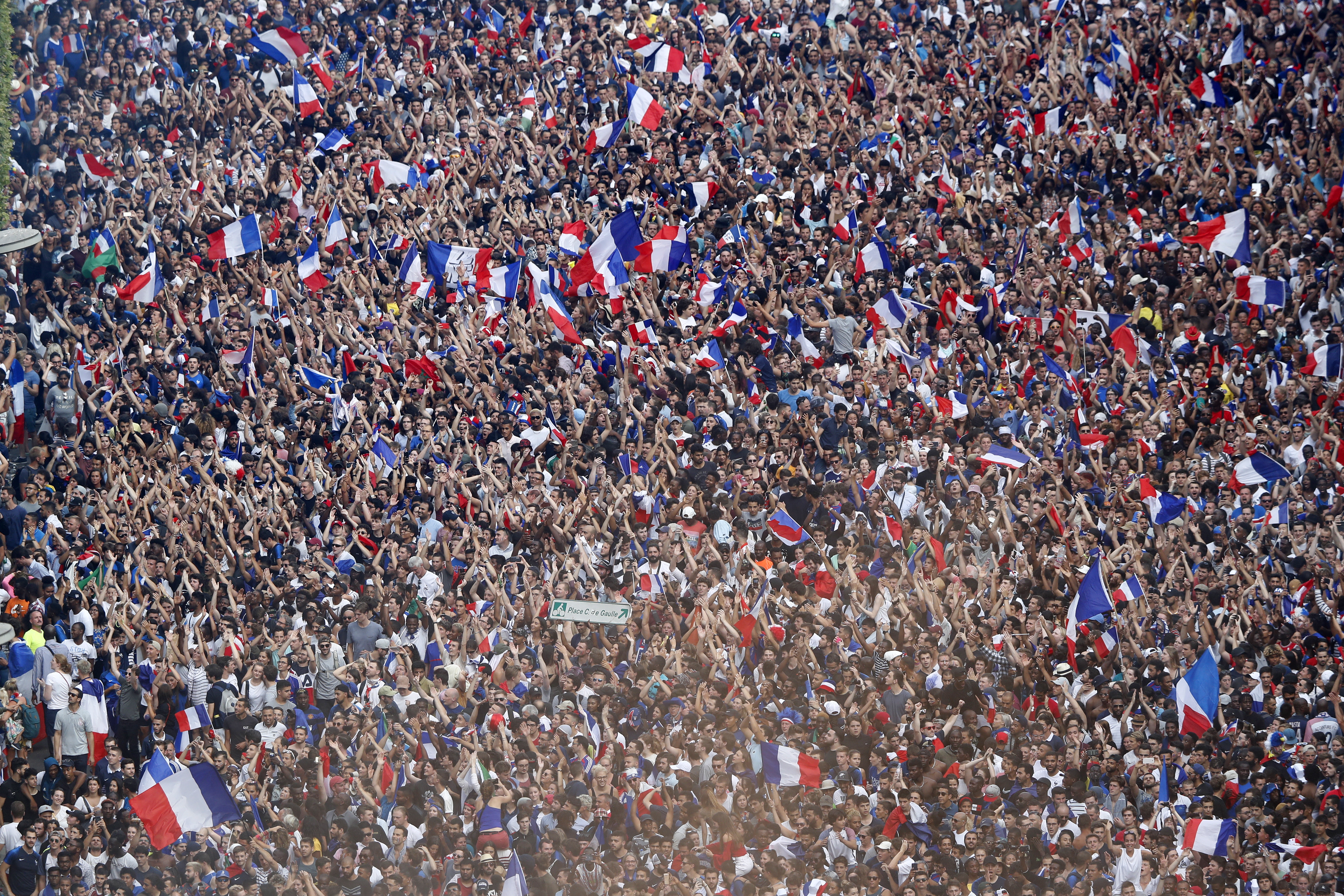 Ξέφρενοι πανηγυρισμοί στη Γαλλία για την κατάκτηση του Μουντιάλ-4