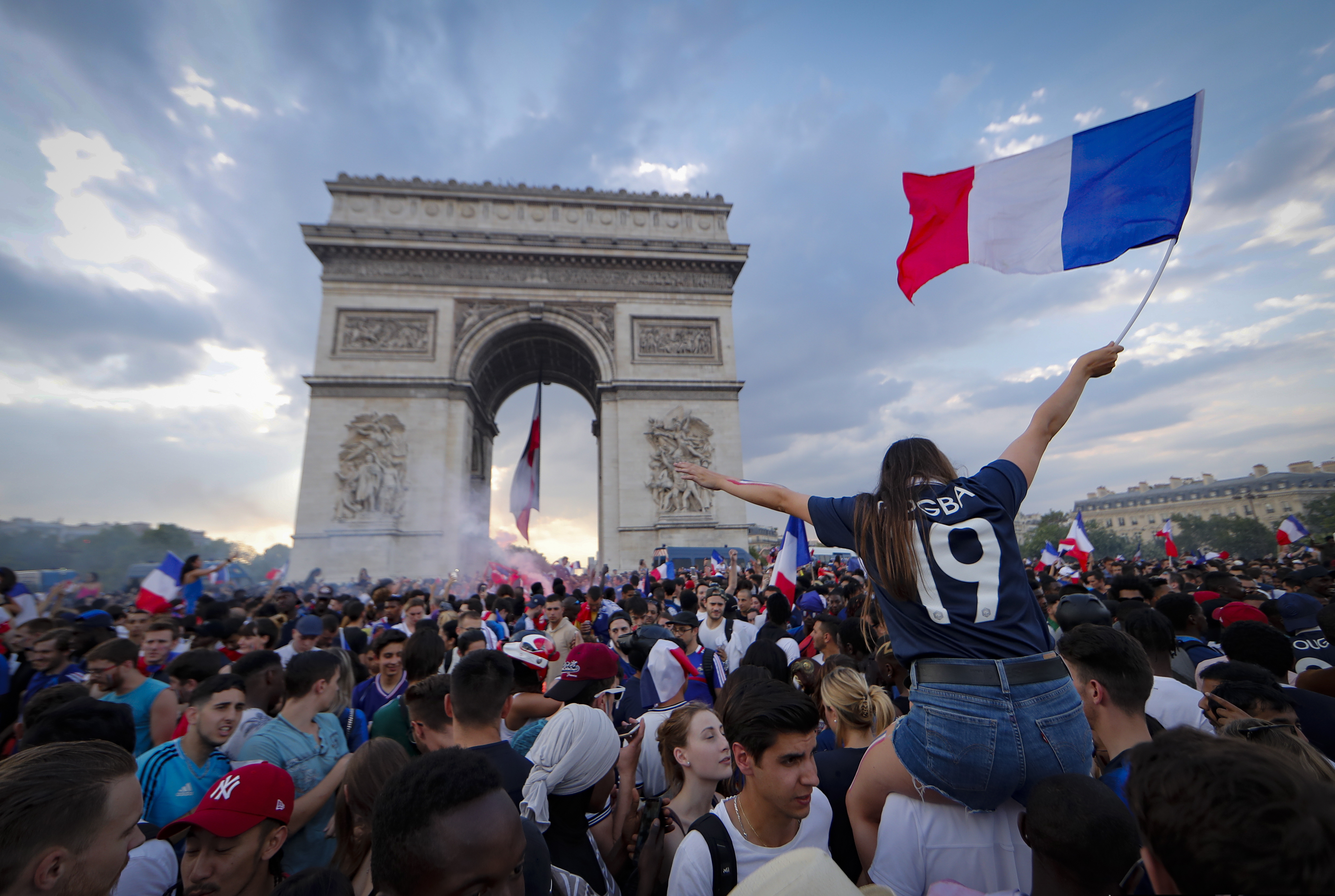 Ξέφρενοι πανηγυρισμοί στη Γαλλία για την κατάκτηση του Μουντιάλ-2