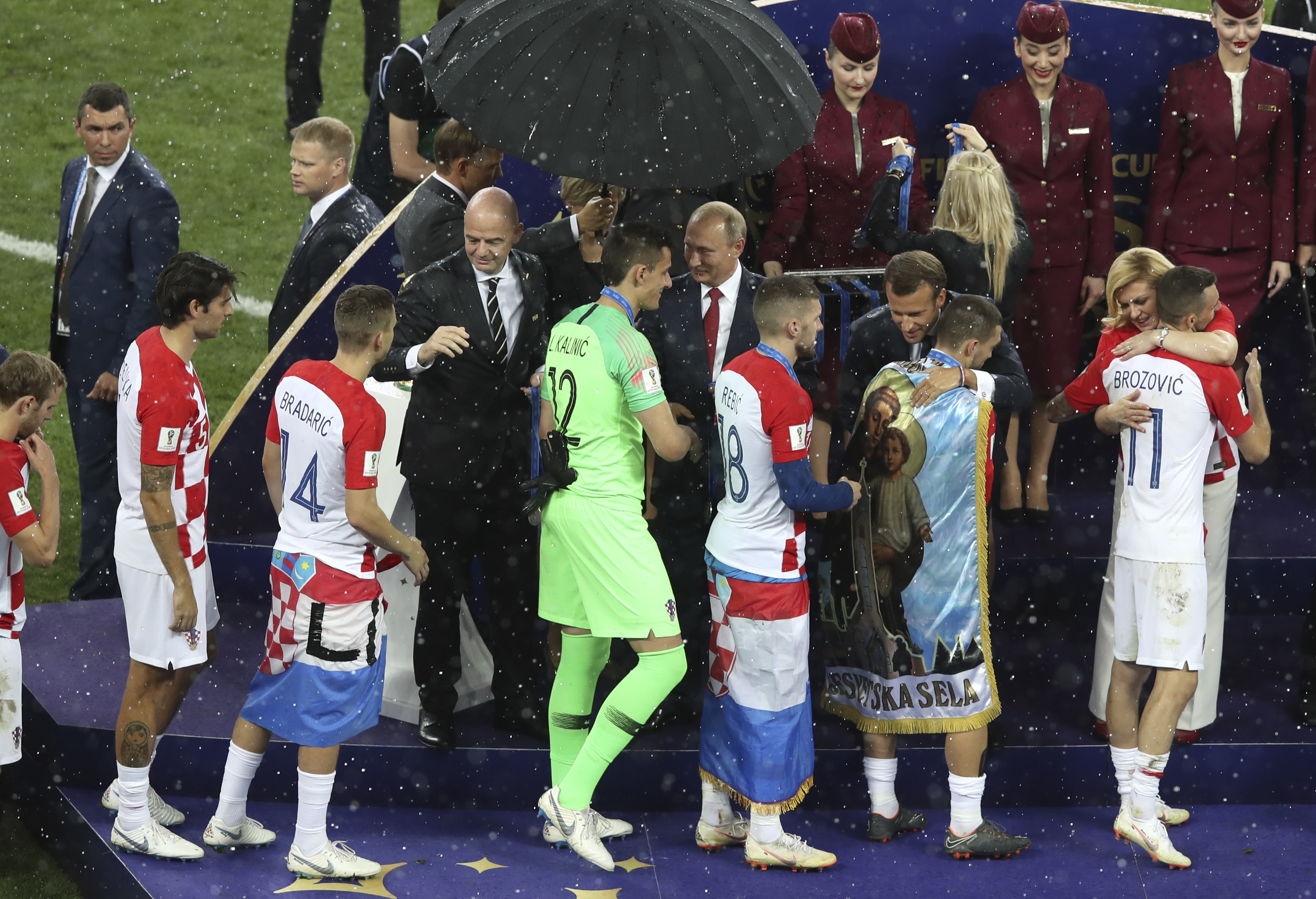 Υπό κατακλυσμιαία βροχή η απονομή της πρωταθλήτριας Γαλλίας-6