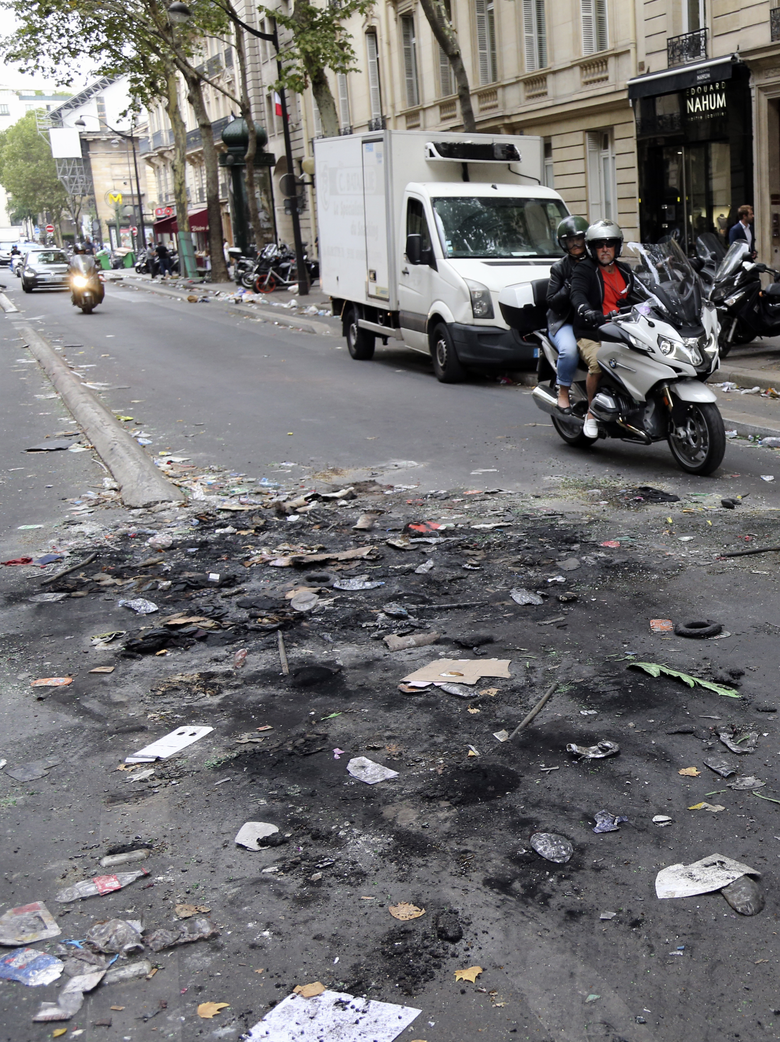 Εκατοντάδες άτομα υπό κράτηση για τα επεισόδια στο Παρίσι – Φωτιές και πλιάτσικο στη γαλλική πρωτεύουσα-1