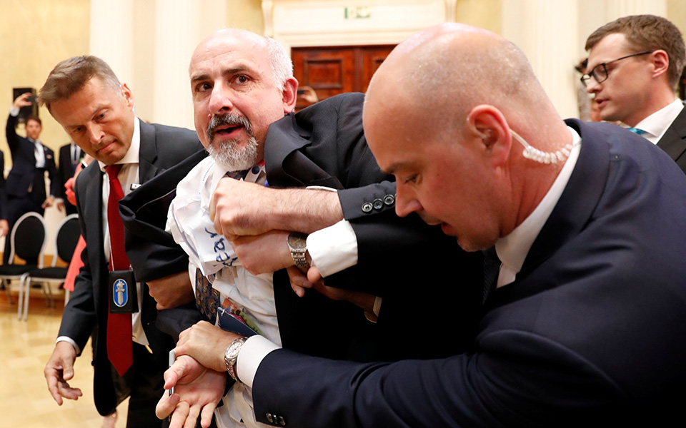 Επεισόδιο με δημοσιογράφο στη συνέντευξη Τραμπ-Πούτιν (φωτογραφίες – βίντεο)-1