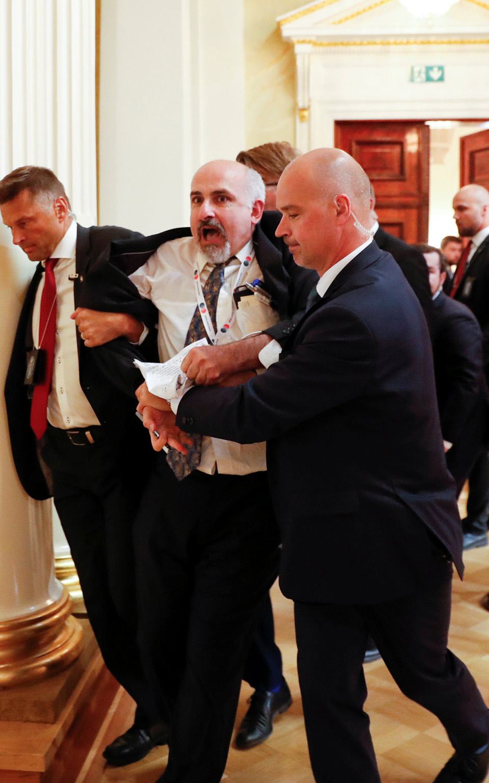 Επεισόδιο με δημοσιογράφο στη συνέντευξη Τραμπ-Πούτιν (φωτογραφίες – βίντεο)-2