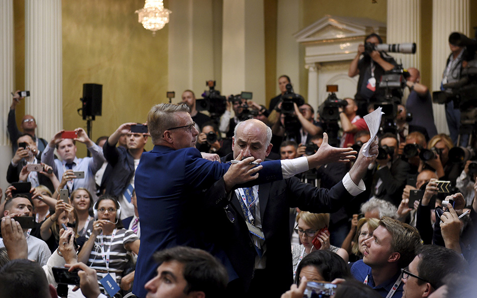 Επεισόδιο με δημοσιογράφο στη συνέντευξη Τραμπ-Πούτιν (φωτογραφίες – βίντεο)-3