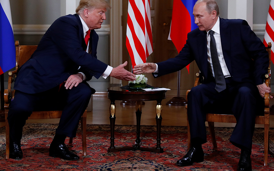 Η αμήχανη χειραψία Πούτιν – Τραμπ (φωτογραφίες)-1